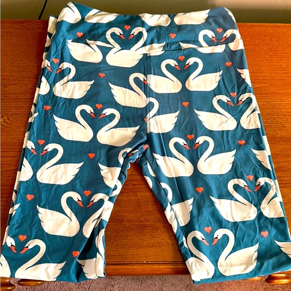 LulaRoe swan and heart leggings - Picture 3 of 5